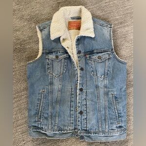 Levi’s Men’s Sherpa Trucker Vest